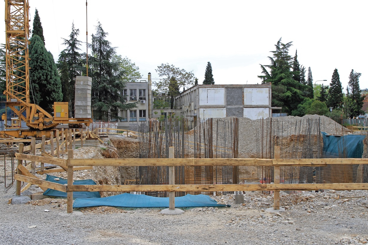 Baugrube mit stahlkonstruktion 