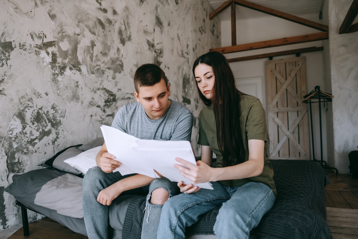 Ein junges Paar sitzt in einem Zimmer