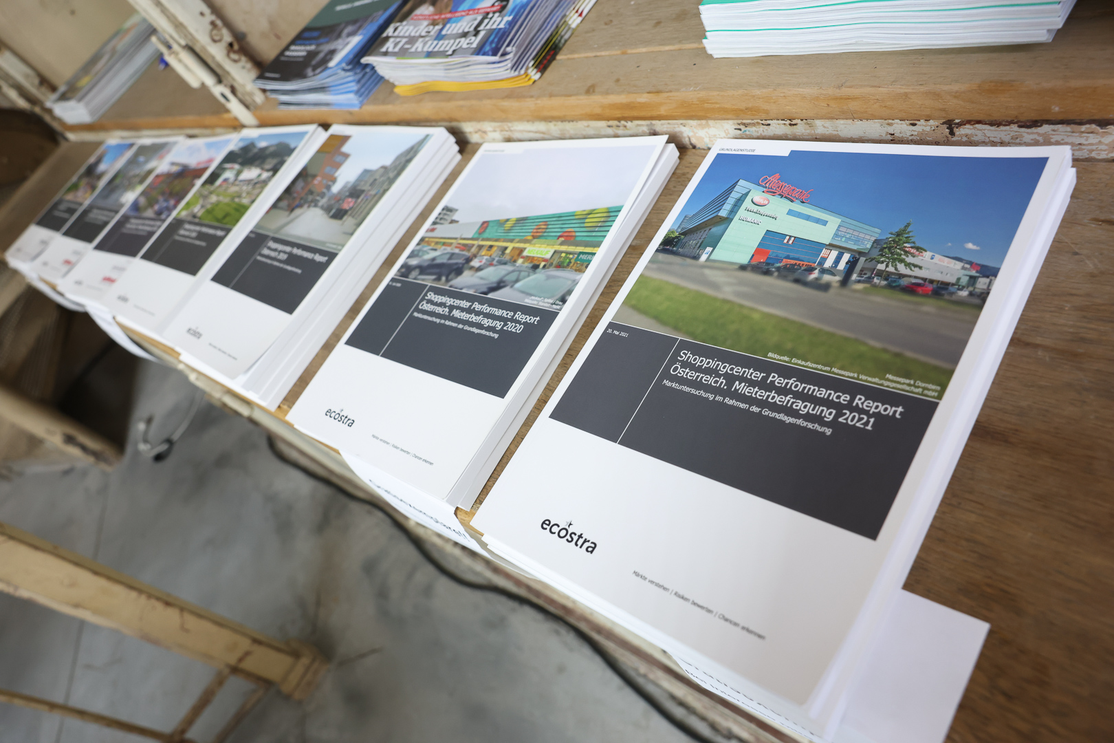 Verschiedene Ausgaben des Shoppingcenter Performance Report Österreich