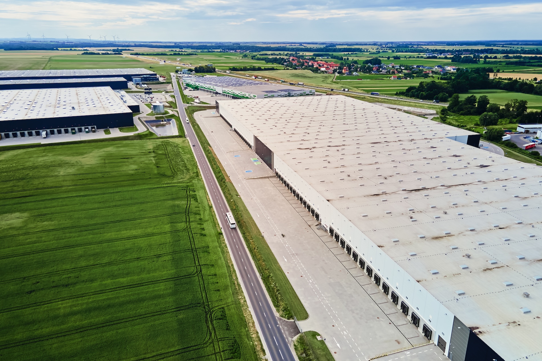 Große Lagerhalle mit Laderampe