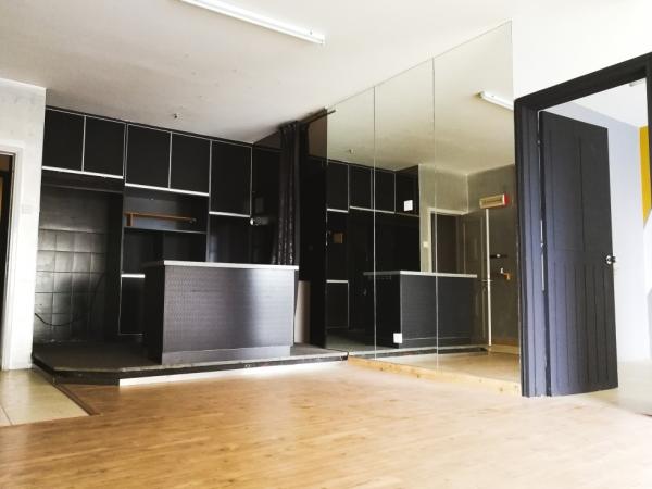 kitchen-island-empty-interior-apartment-wooden-floor-for-sale-interior-design-condominium_t20_NxpvYp