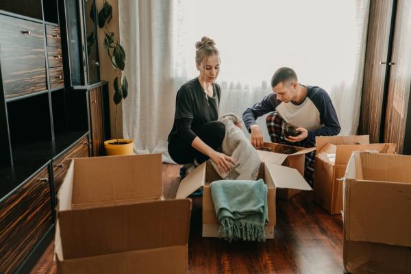 couple-holding-moving-boxes-in-new-home-moving-day-new-home-unpacking-boxes-newlyweds-concept-box_t20_Oz4oom
