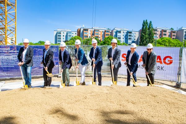 Bezirksvorsteher für den 11. Wiener Gemeindebezirk, Thomas Steinhart; Direktionsleiter Dir. AR STRABAG AG, Martin Kaftan; SÜBA Vorstandsmitglied, Manfred Wachtler; Barbara Schett; SÜBA Vorstand Heinz Fletzberger; Bank Austria Real Invest, Leitung Investment Management, Reinhold Jaretz; Projektleiter Frank Gellrich; Lichtbau Spindler Architekten, Clemens Schwarz