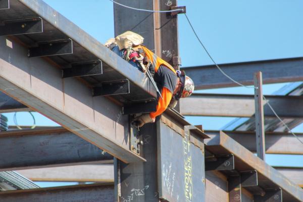 Arbeiter auf einem Gerüst