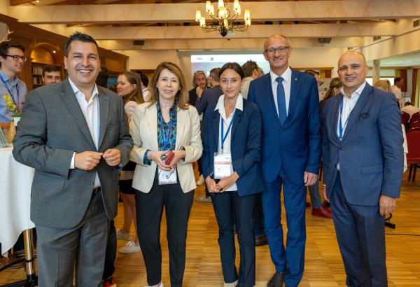 SAT-GF Hofer, Wirtschaftslandesrat Mattle und AWS-GF Sagmeister mit Startup-Gründerinnen