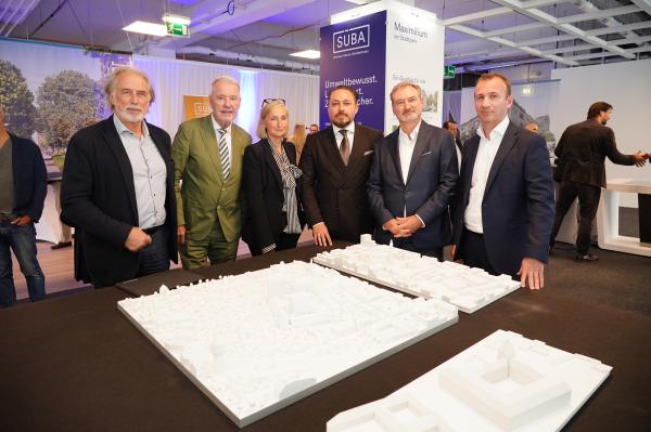 v.l.n.r.: Michael Schluder, Architekt; Klaus Schneeberger, Bürgermeister von Wr. Neustadt; Elke Delugan-Meissl, Delugan Meissl Associated Architects; Klemens Hallmann, Hallmann Holding; Heinz Fletzberger, Vorstand SÜBA AG; Manfred Wachtler, Vorstand SÜBA AG