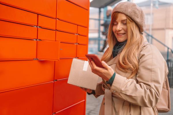 Frau bei paketstation