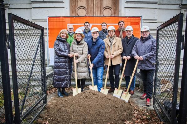 Landesrätin Mag. Christiane Teschl-Hofmeister (2. v. l.), Melker Bürgermeister Patrick  Strobl, Silver Living Geschäftsführer Thomas Morgl, Architekt DI Alois Höfler, Projektleiter Thomas  Müller, Ing. Harald Spiegel (Leyrer + Graf), Stadtrat Peter Rath