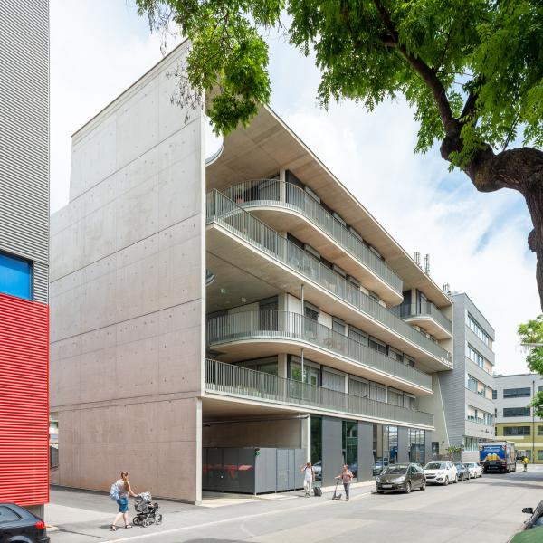 So funktioniert Kiubo: Ein Holz-Modul wird in den Terminal geschoben