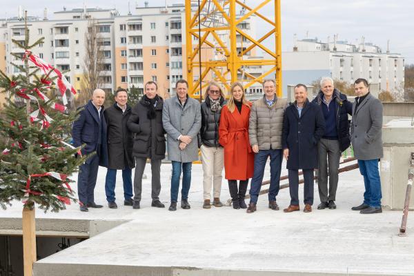 v.l.n.r.: Begim Ramceski (Technischer Gruppenleiter STRABAG AG), Frank Gellrich (Projektleiter SÜBA AG), Manfred Wachtler (Vorstand SÜBA AG), Thomas Steinhart (Bezirksvorsteher Simmering), Peter Czapek (CEO Bank Austria Real Invest), Barbara Schett (Markenbotschafterin SÜBA AG und Tennis-Legende), Heinz Fletzberger (Vorstand SÜBA AG), Martin Kaftan (Direktionsleiter STRABAG AG), Konrad Spindler (Architekt Lichtblau|Spindler), Hannes Schwarzbauer (Technischer Bereichsleiter STRABAG AG)