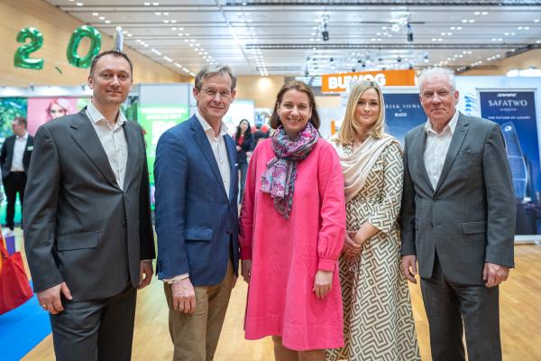 Das Eröffnungspodium: Evgeni Gerginski (HawlikGerginski Architekten), Gerald Beck (VÖPE), Barbara Leithner (COO RX Austria & Germany), Marguerite Klonowski (Messeorganisation), Michael Pisecky (WKW)