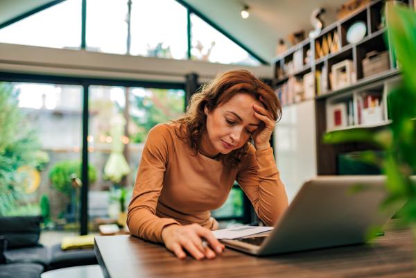 portrait of a worried woman looking at received le 2022 12 18 17 32 43 utc