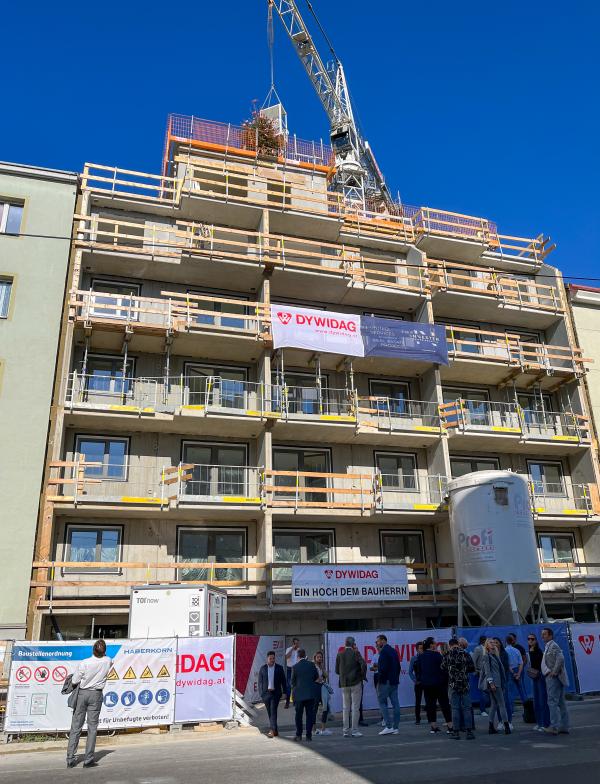 Wie Vision und Realität immer mehr zusammenwachsen  Die Vorderfassade des Wohnbauprojekts in der Lorystraße 71 nimmt bereits deutliche Züge der finalen Visualisierung an und zeigt