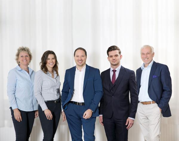 Team Stehend unscharferHintergrund Web