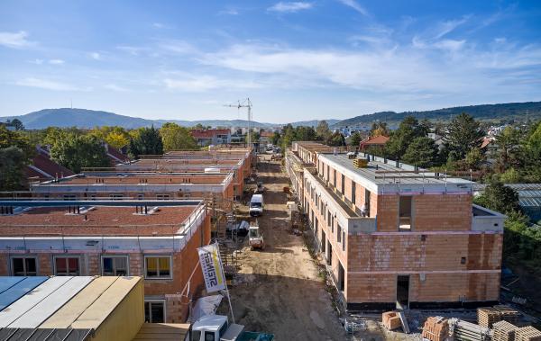 Stadt küsst Land: Gleichenfeier für Reihenhäuser in Stammersdorf