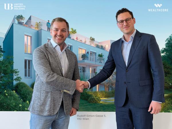 Michael Klement, CEO von Invester United Benefits, und Manuel Bugl, CEO von Wealthcore, bei der symbolischen šbergabe des zukunftsweisenden Wohnbauprojekts in der Rudolf Simon Gasse